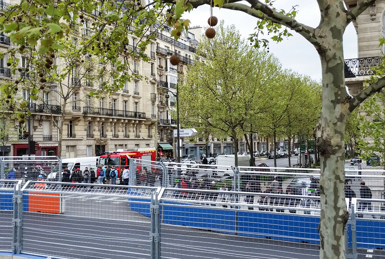 Mitten in die Stadt operierte die FIA ihren Rennzirkus hinein. Das führte zum dichten Nebeneinander von Normalität und Event