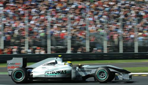 Viele Fans an der Strecke, dafür lieben die Piloten den Traditionskurs: Nico Rosberg in Monza 2010