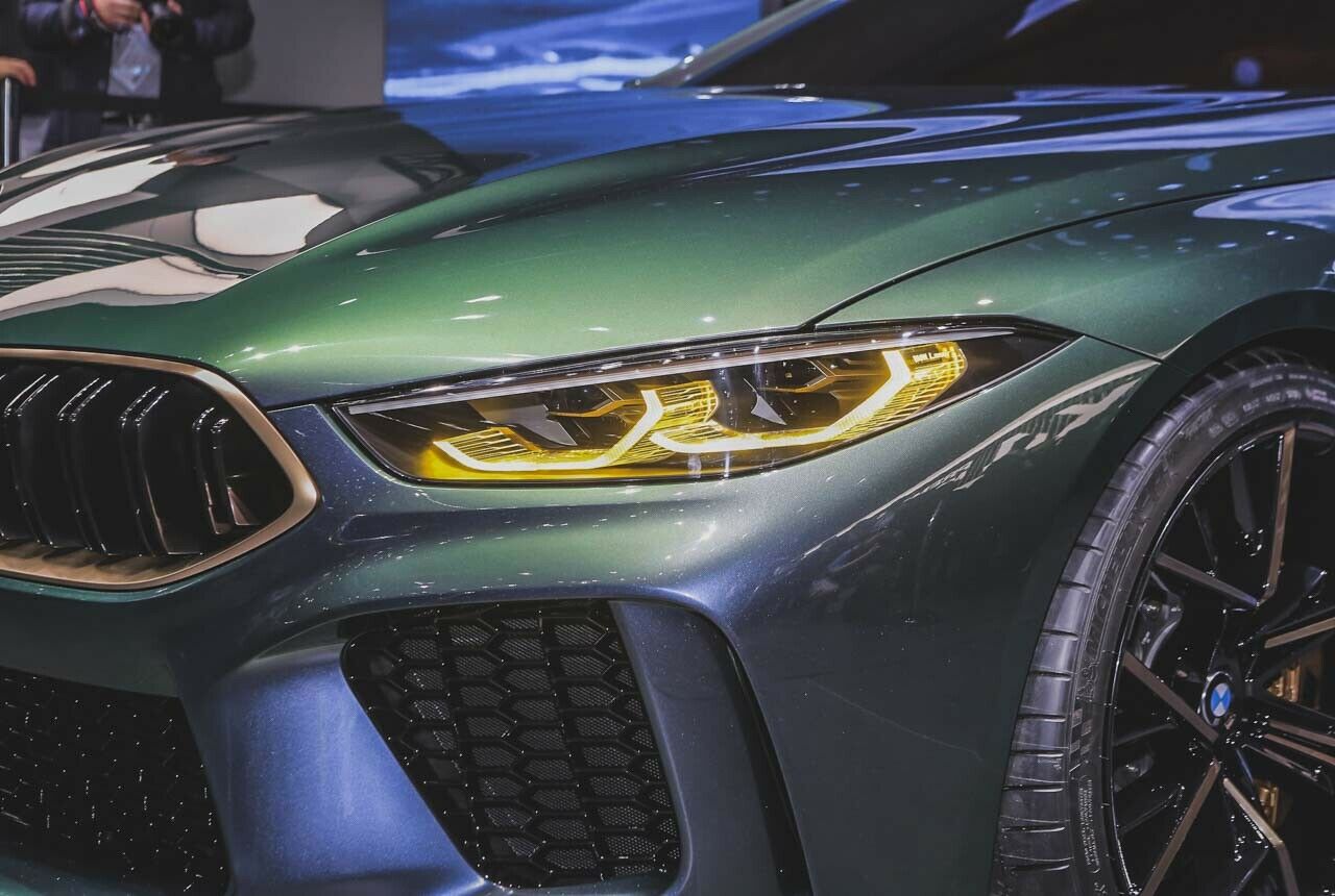 Nur echt mit der Goldkante: Die Niere des Concept M8 Gran Coupé umrandet BMW gülden