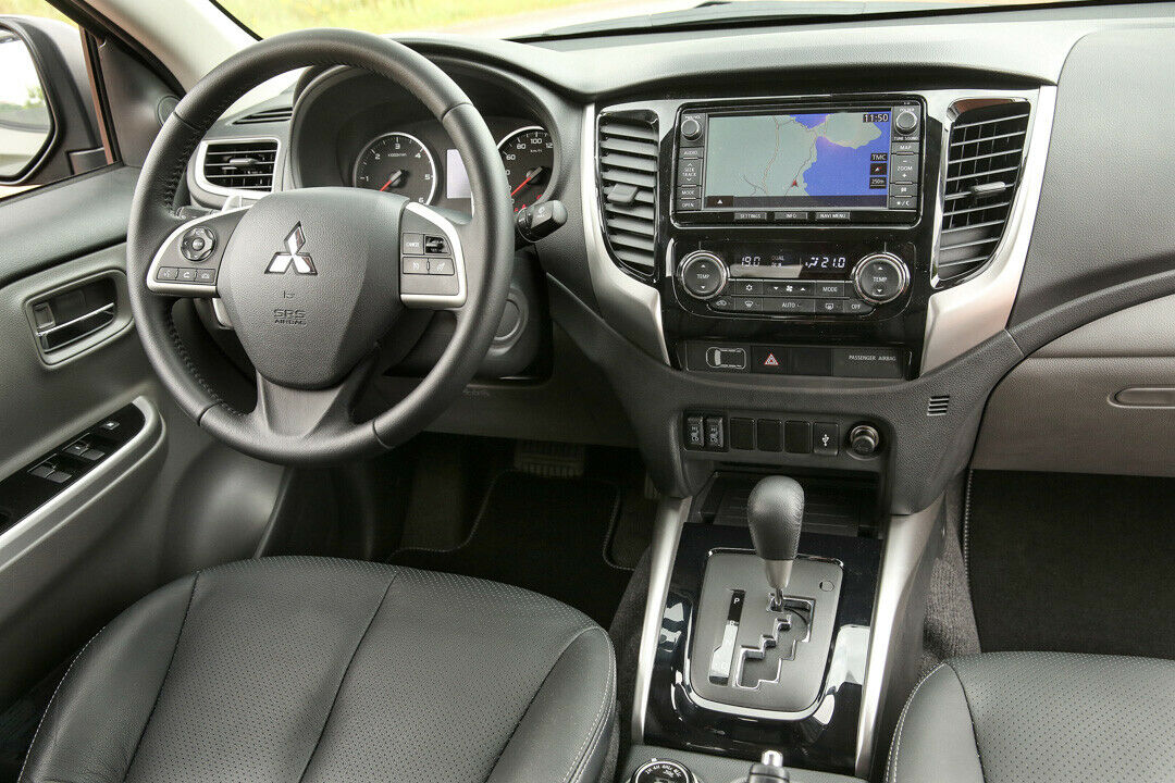 Mitsubishi L200: Cockpit