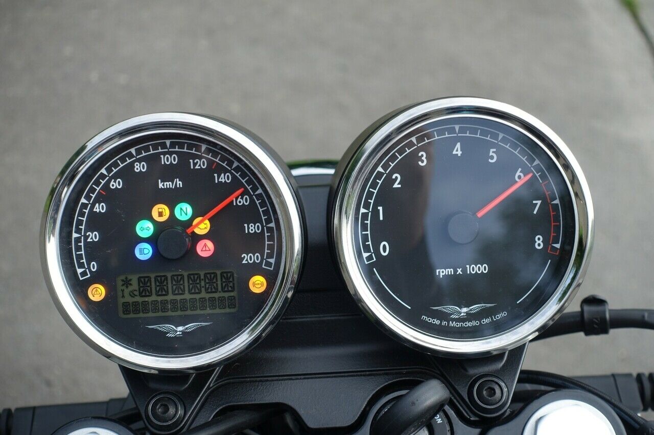 Klassisch: Das Cockpit der Moto Guzzi V7