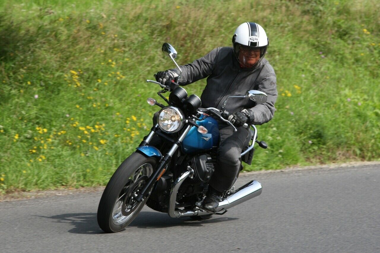 Moto Guzzi hat sein kultiges Einstiegsmodell V7, zumindest innerlich, tiefgreifend überarbeitet