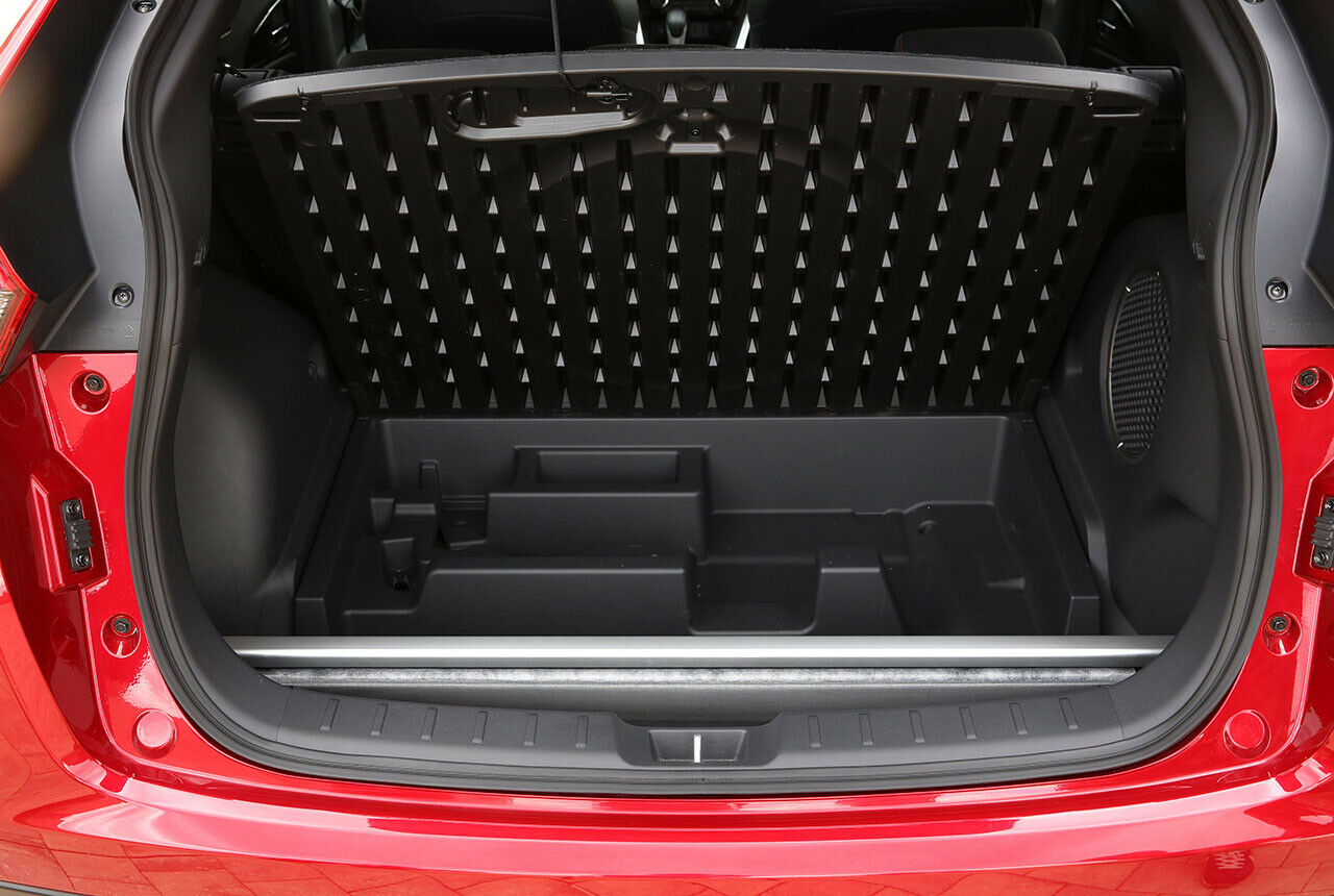 Eclipse Cross mit doppeltem Boden: Unter der Abdeckung bleibt noch Platz für Kleinkram