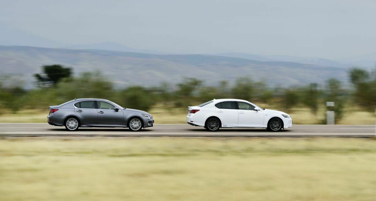 Lexus GS 300h: Links ohne, rechts mit F-Sport-Paket
