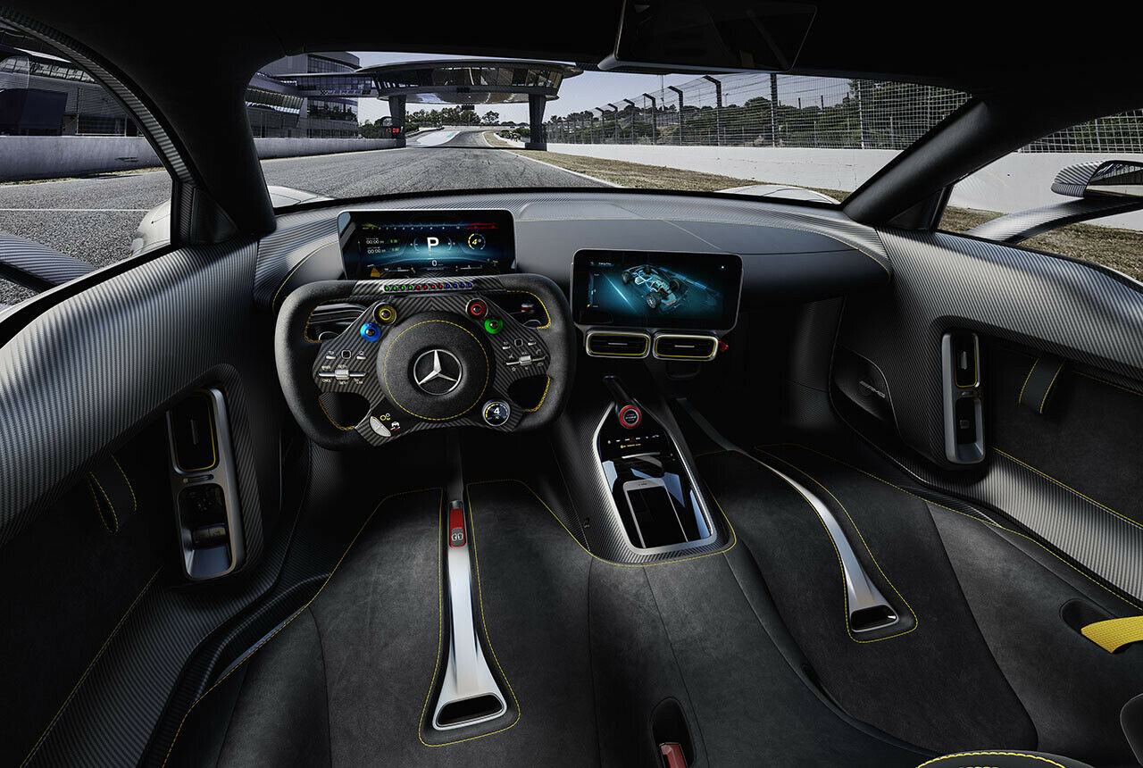 Das Cockpit des Mercedes-AMG Project One: zwei Monitore und ein Lenkrad mit vielen bunten Knöpfen