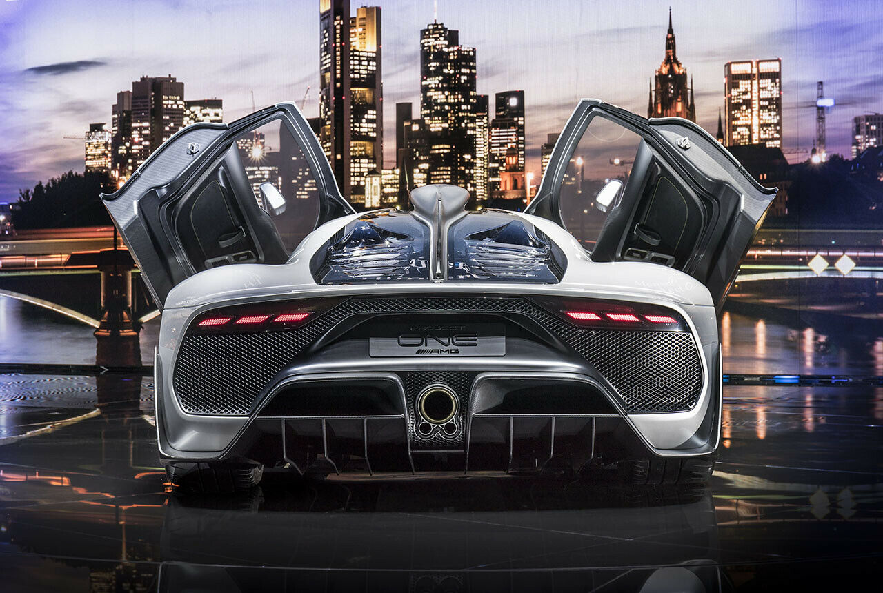 Hai-Finne, Scherentüren, ein fettes Endrohr - das Mercedes-AMG Project One sieht von hinten noch spektakulärer aus als von vorn