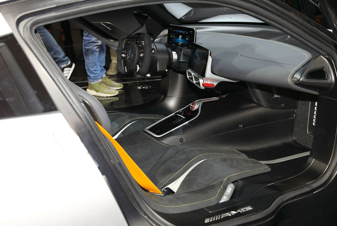 Mercedes-AMG ProjectOne Innenraum: Reduziertes Design, das an Rennwagen erinnert. Aber Platz für zwei