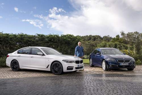 MOTOR-TALK-Redakteur Philipp Monse mit dem alten und dem neuen 5er. Im direkten Vergleich sieht man die Unterschiede deutlich