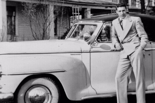 Joe Smith vor seinem 1948er Plymouth Convertible. Er konnte sein Traumauto nur wenige Jahre behalten.