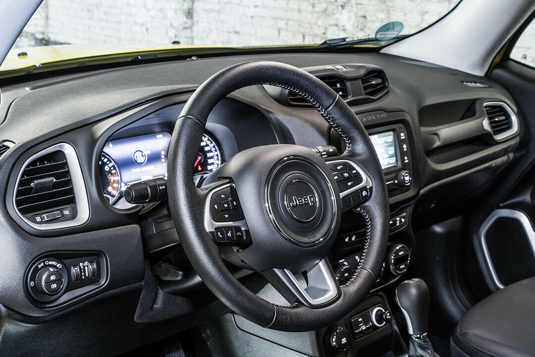 Das Cockpit des Jeep Renegade ist übersichtlich, geradlinig