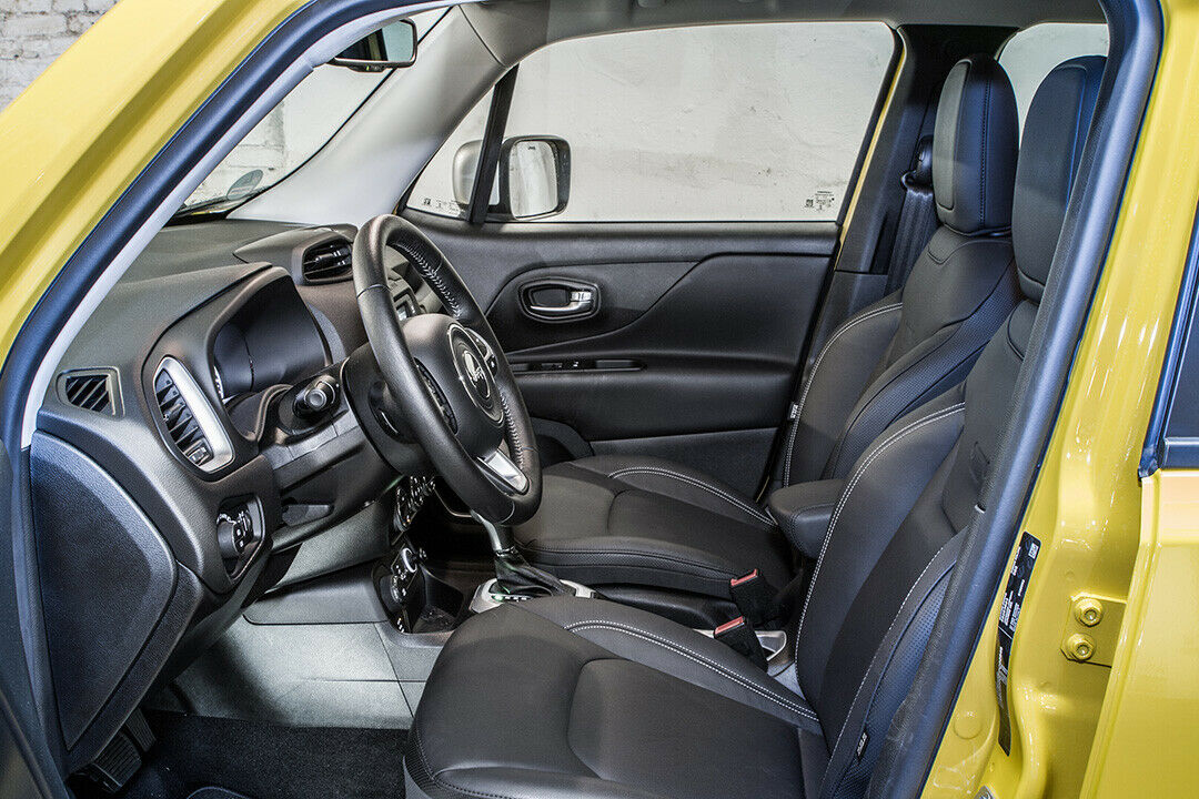 Im Inneren des Jeep Renegade sitzt man sehr luftig
