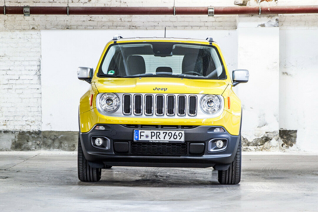 Der Grill stellt sofort klar: Hier kommt ein Jeep