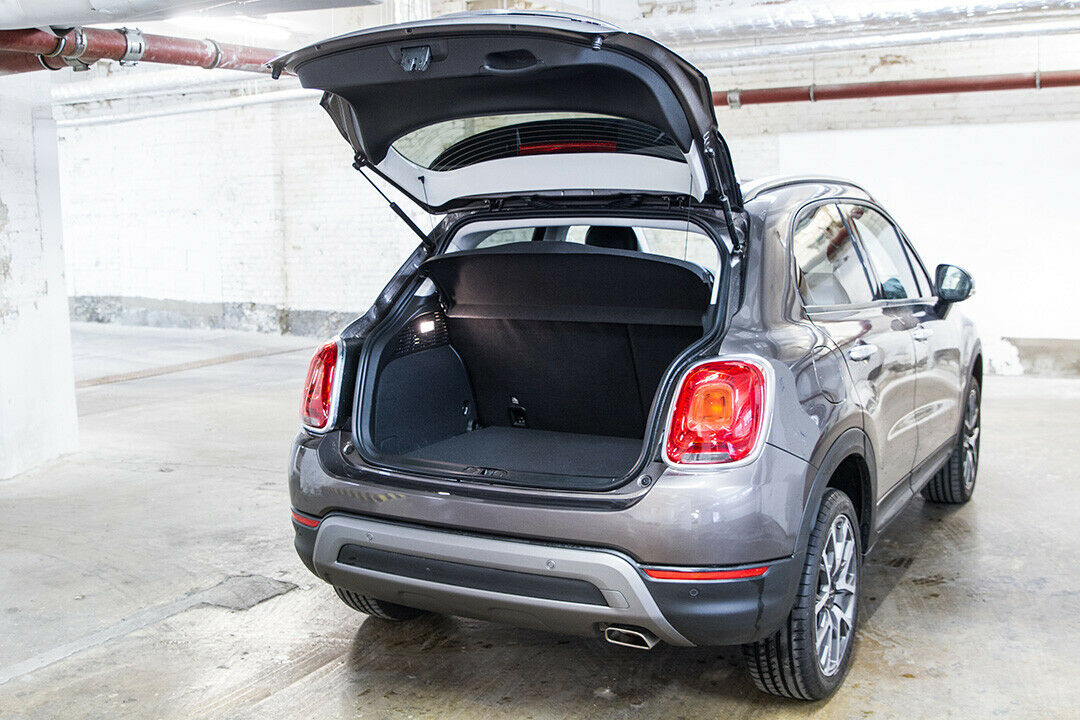 Auf dem Papier passt in den Fiat 500X genauso viel wie in den Renegade, in der Praxis nicht
