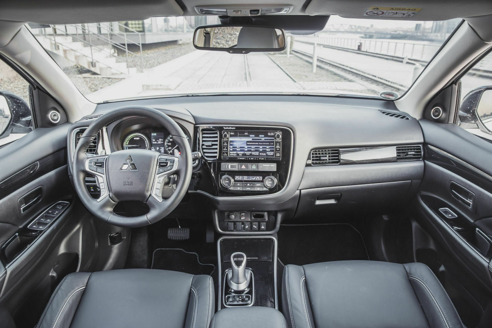 Keine gute Ergonomie: Willkürlich platzierte Knöpfe, unübersichtliches Cockpit. Der Schalter für den Bordcomputer versteckt sich hinter dem Lenkrad