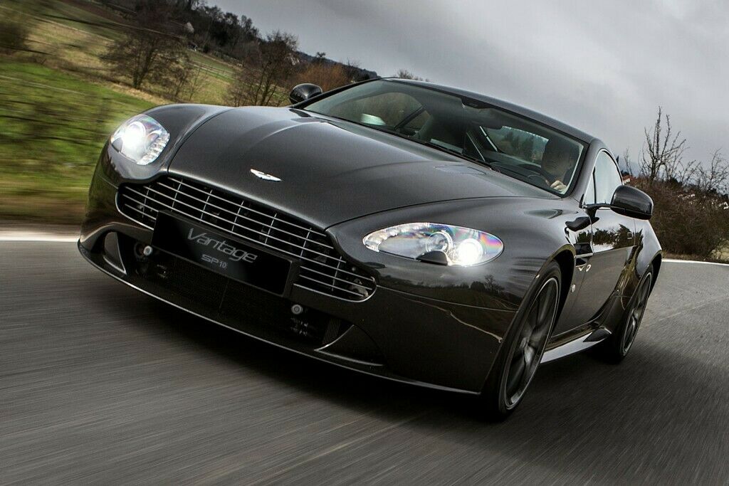 Mit dem Sondermodell SP10 spielt Aston Martin auf die Erfolge bei 24-Stunden- und VLN-Langstrecken-Rennen an.