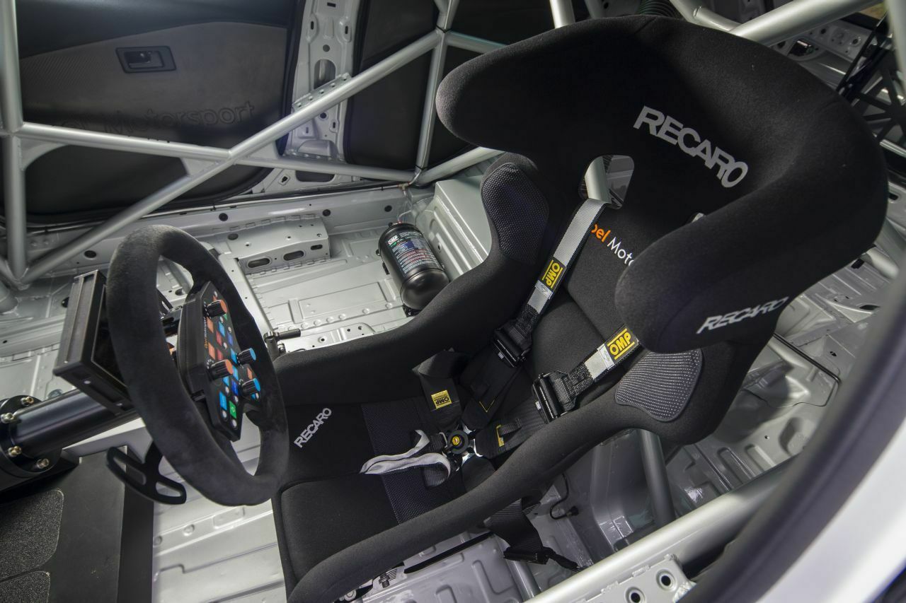 Opel Astra TCR Cockpit: Alles raus, was stört