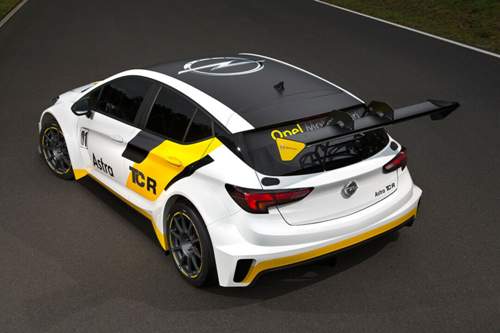 Bei Frontsplitter und Heckflügel handelt es sich um Einheitsbauteile, die bei allen TCR-Fahrzeugen identisch sind