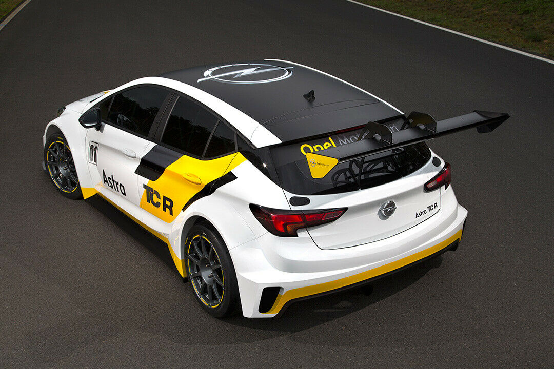 Bei Frontsplitter und Heckflügel handelt es sich um Einheitsbauteile, die bei allen TCR-Fahrzeugen identisch sind