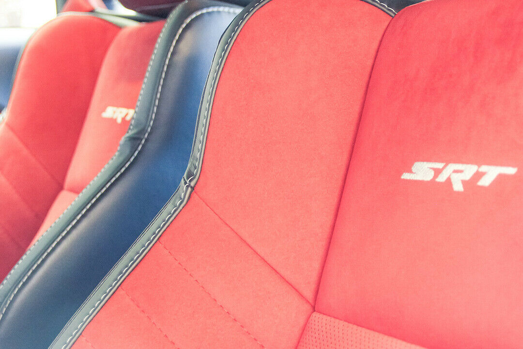 Leder-Alcantara-Sportsitze im Dodge Challenger Hellcat