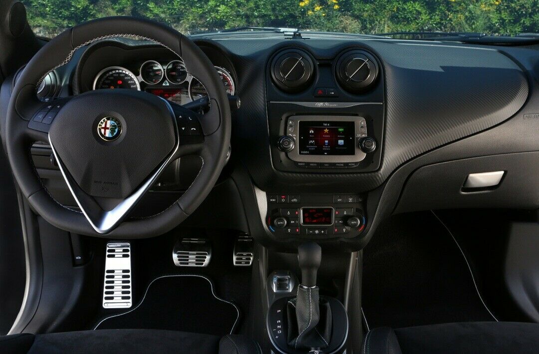 Neues Armaturenbrett, neue Instrumente und ein neues Lenkrad für den Mito. Leider ist das Volant zu groß und klobig für den Kleinen
