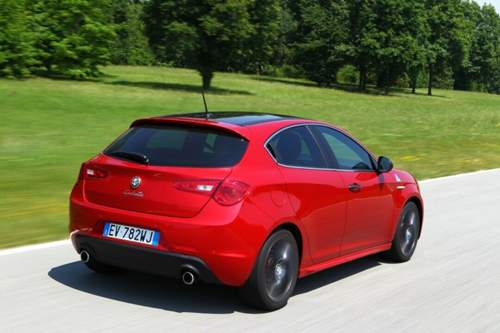 Wie beim Mito wurde auch der Innenraum der Giulietta QV überarbeitet. Es gibt neue Sportsitze und Instrumente; das abgeflachte Lenkrad ist das gleiche wie im Mito, allerdings passt es deutlich besser in die größere Giulietta