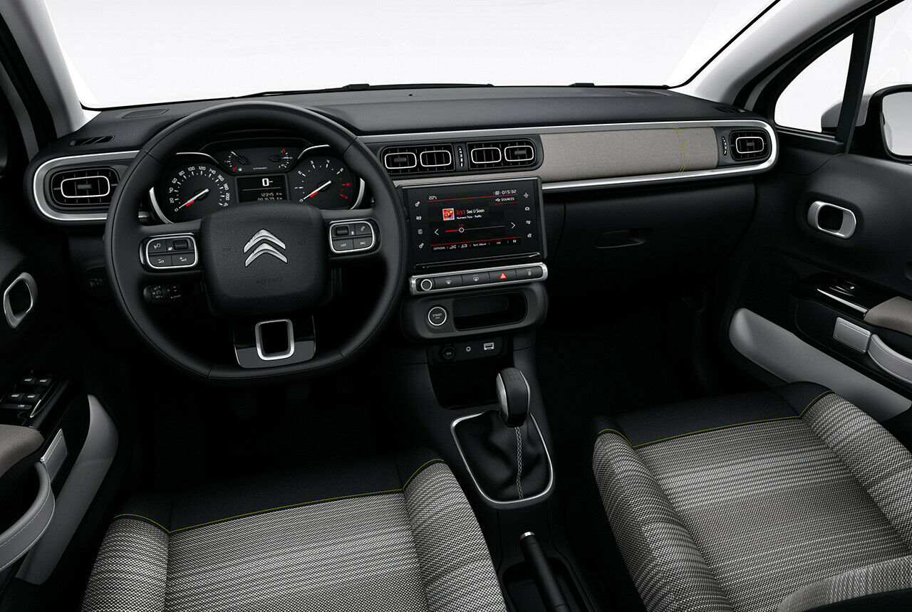 Das Armaturenbrett ragt angenehm zurückhaltend in den Innenraum des Citroën C3