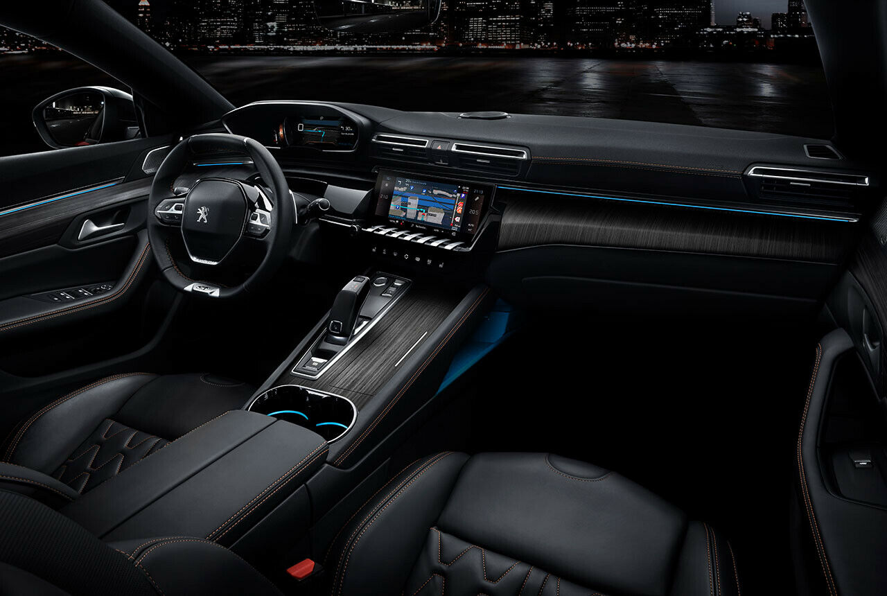 Das Cockpit des Peugeot 508 erinnert an jenes des Plattform-Bruders 3008 - doch beim Mittelklassemodell verbauen die Franzosen mehr Holzapplikationen