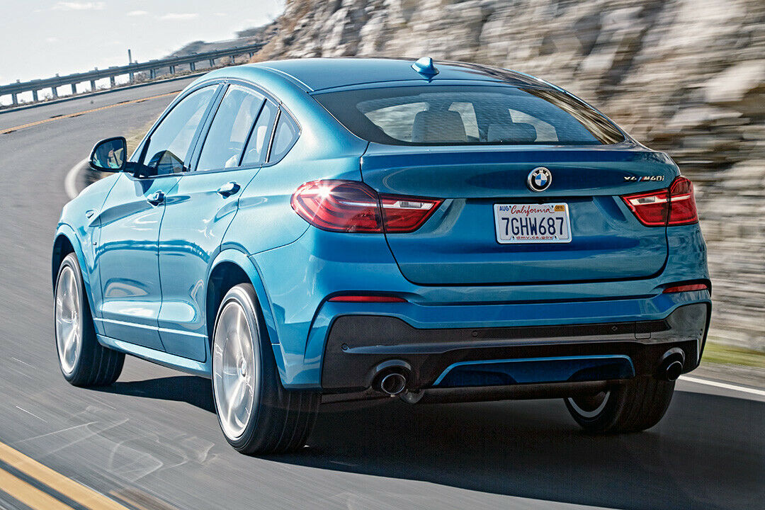 Größere Lufteinlässe und schwarz verchromte Endrohre zieren den BMW X4 M40i