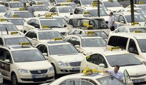 Taxis am Berliner Flughafen Tegel: Künftig sollen Kommunen und Länder für die gewerbliche Personenbeförderung Schadstoffgrenzwerte festsetzen dürfen