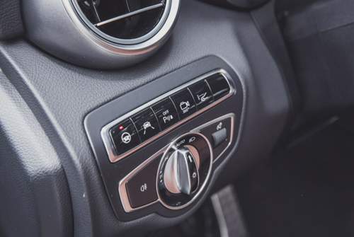 Das Mercedes C-Coupé lenkt in Maßen selbst, ist aber längst nicht so weit wie E-Klasse oder S-Klasse