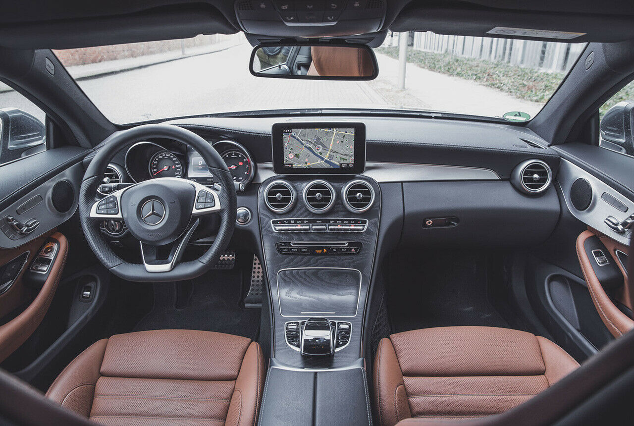 Braunes und schwarzes Leder, offenporiges Holz im Innenraum des Mercedes C400 Coupé