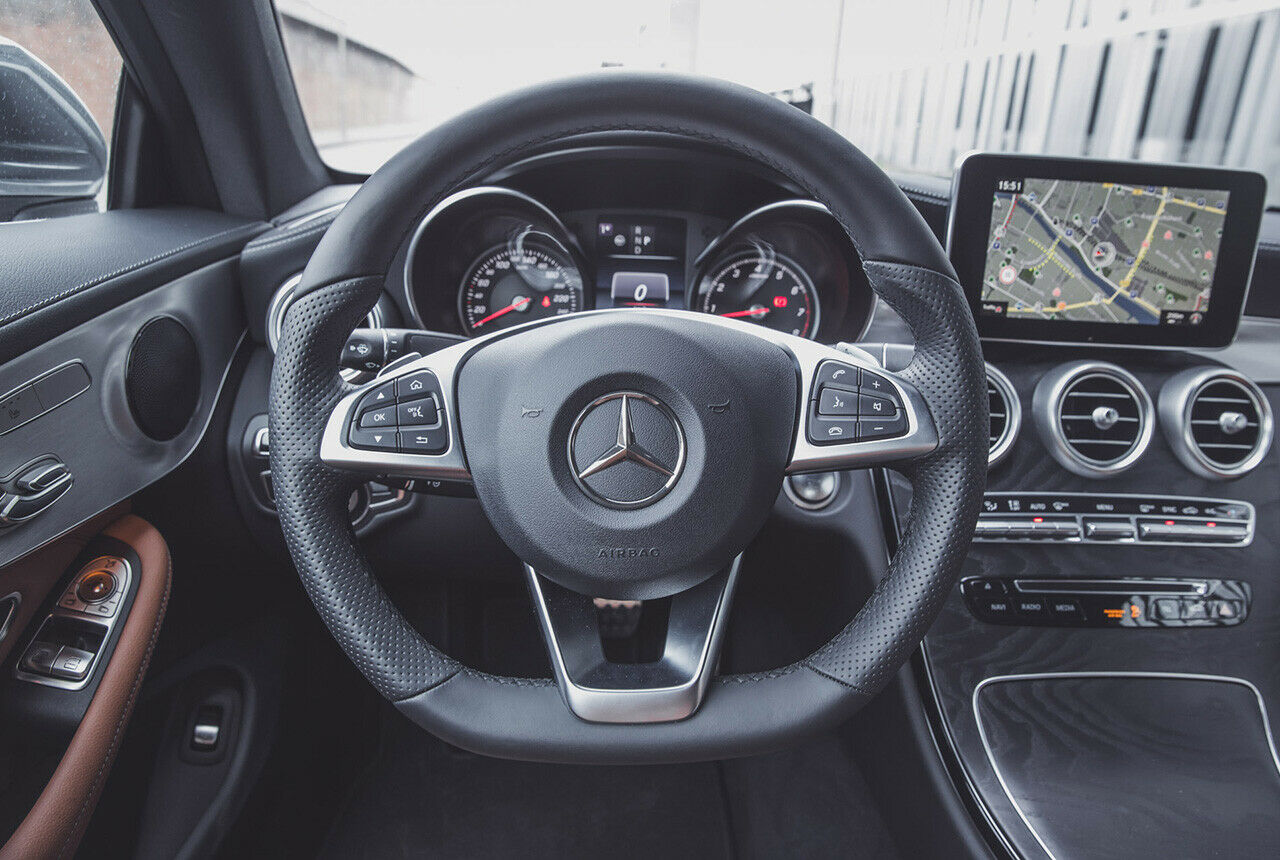 Das Lenkrad des Mercedes C400 Coupé liegt gut in der Hand, das Leder fühlt sich prima an