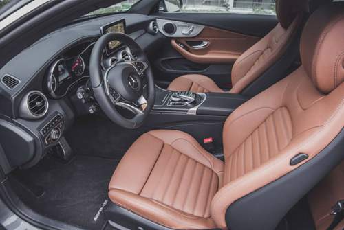 Mercedes verbaut Ledersitze in sattelbraun im C400 Coupé, gut 1.700 Euro kosten die extra