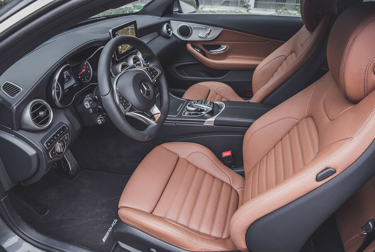 Mercedes verbaut Ledersitze in sattelbraun im C400 Coupé, gut 1.700 Euro kosten die extra