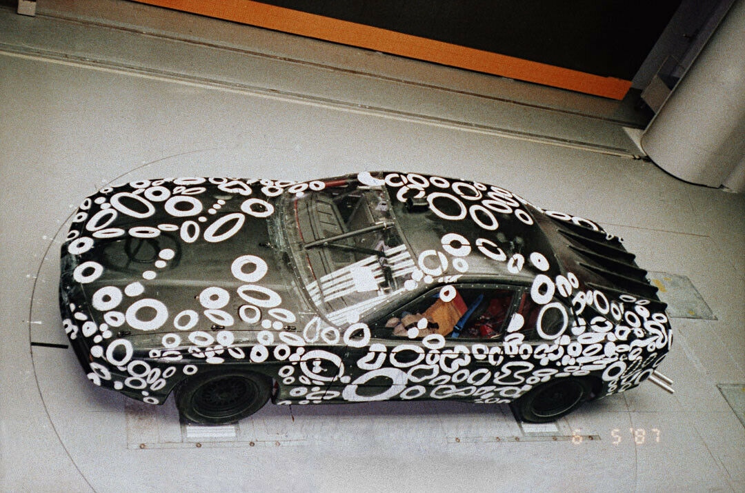 Hier wird ein Prototyp des E 31 im BMW-Windkanal getestet