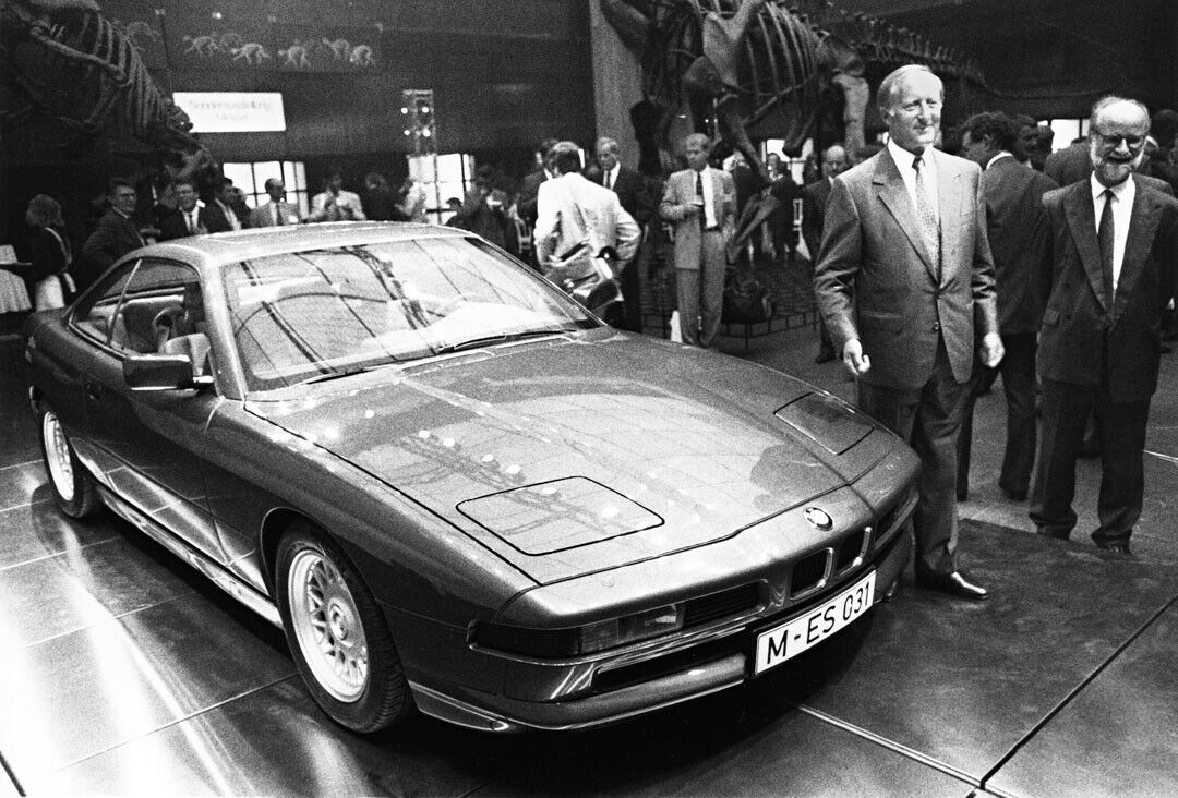 Vor 25 Jahren auf der IAA: Premiere des BMW 850i. Daneben Vorstandsvorsitzender Eberhard von Kuenheim (l) und der Leiter der Konzernkommunikation Richard Gaul.