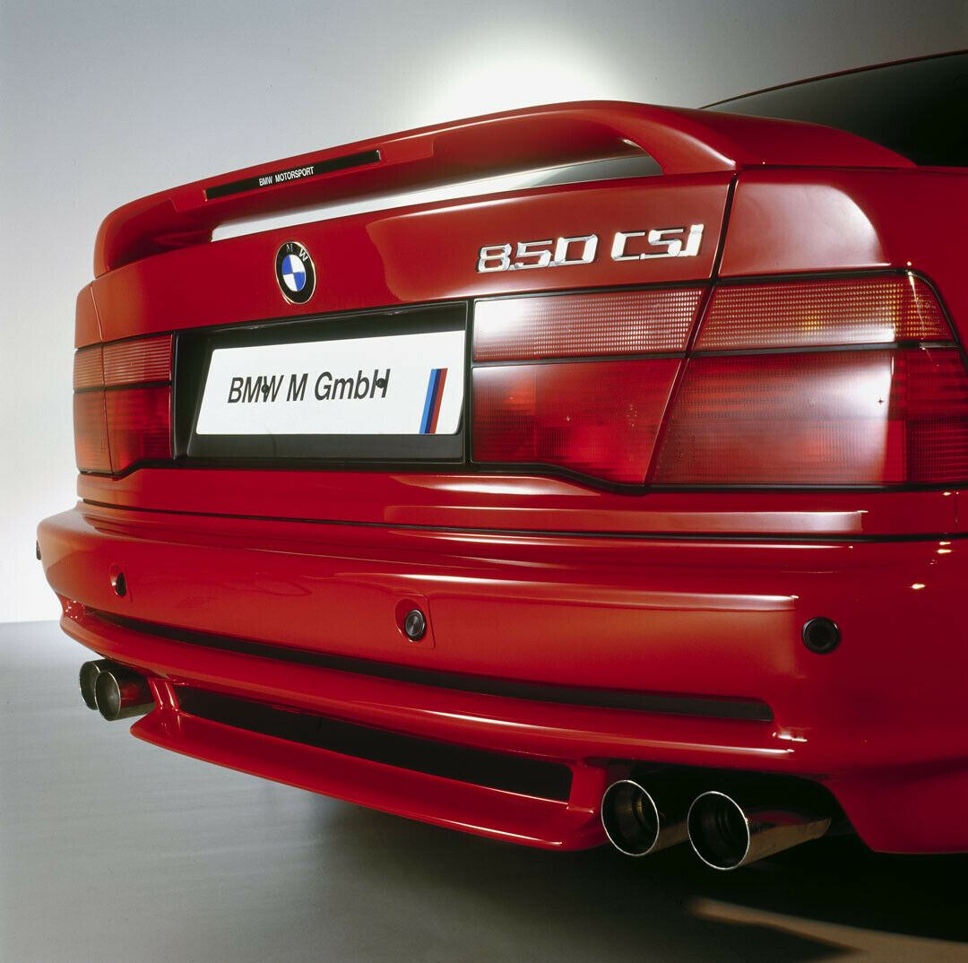 Das sportliche Heck eines BMW 850 CSi mit Einparkhilfe (PDC) und Heckflügel