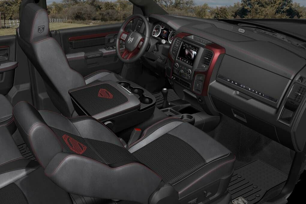 Auf den dunklen Sitzen des Dodge RAM 1500 prangt ebenfalls das Superman-Logo