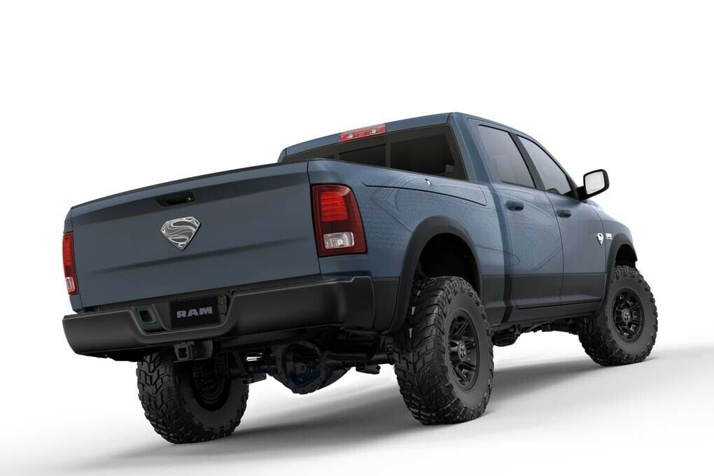 Der graue Dodge RAM 1500 mit dunkelrotem Superman-Logo ist ein Einzelstück
