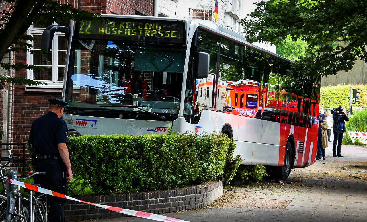 Busunglück in Hamburg-Eppendorf: Ein Bus der Linie 22 geriet außer Kontrolle, rammte zwei Pkw und kam erst im Vorgarten eines Mehrfamilienhauses zum Stehen