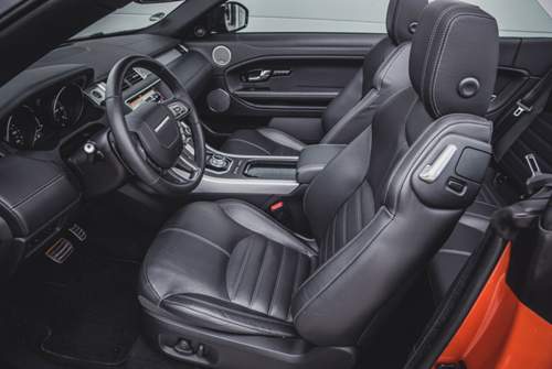 Angenehm aufrechte Sitzposition mit eingeschränkter Rundumsicht: Der Fahrsitz des Range Rover Evoque Cabrio