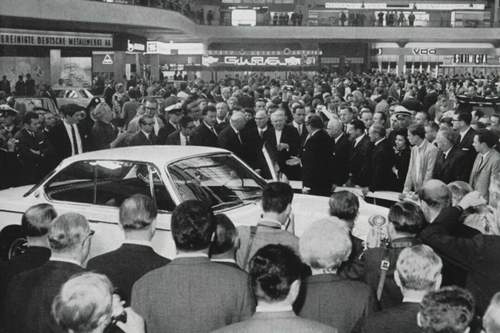 Bundeskanzler Ludwig Erhard begutachtete den BMW 2000 C/CS auf der IAA 1965