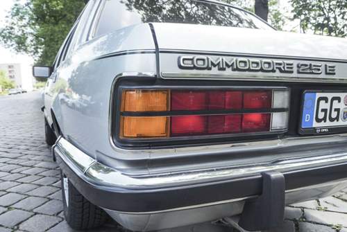 1983 wurde die Baureihe Commodore C aus genau diesem Grund eingestampft. Die Lücke zwischen Rekord und Senator war einfach zu klein, die Autos machten sich gegenseitig Konkurrenz