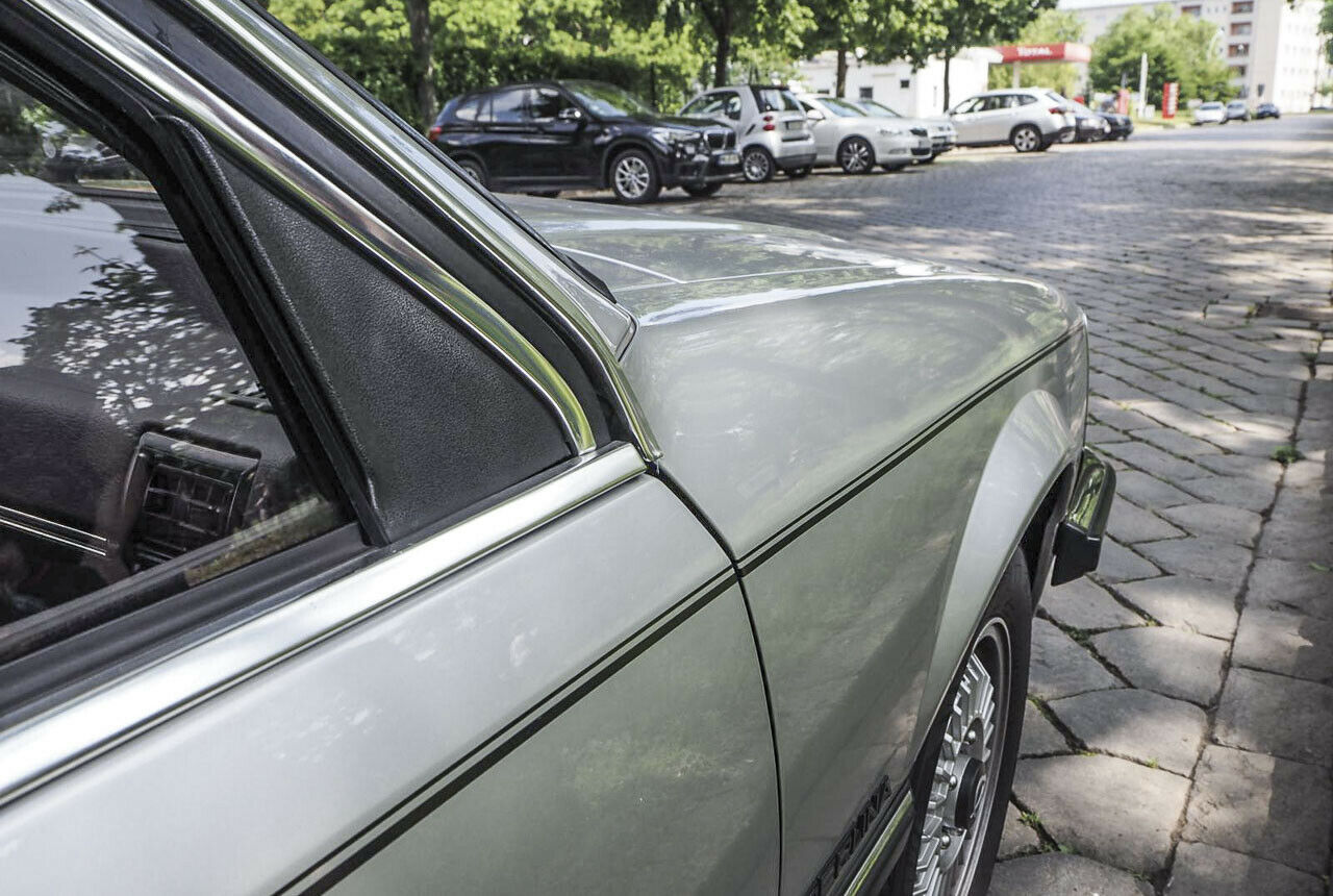 Von den exakt 82.820 gebauten Commodore C sind heute nur noch 325 zugelassene Exemplare auf deutschen Straßen unterwegs. Die Alt Opel IG schätzt, dass etwa die gleiche Zahl an Autos nicht fahrbereit in irgendwelchen Scheunen und Garagen steht