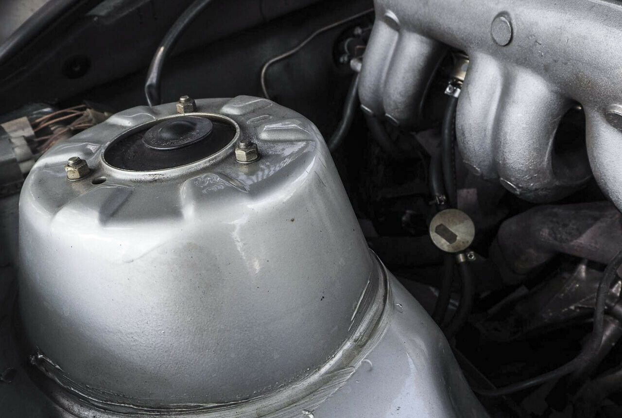 Die Dome sind DIE Schwachstelle bei Commodore, Senator und Monza. Opel konstruierte sie zu weich für die schweren Sechszylinder-Motoren. Restaurationen sind teuer