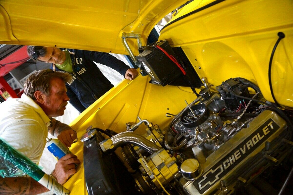 Unter der Haube des Chevrolet Pick-up Task Force glänzt es wie im Museum. Und wie viel Platz da noch ist