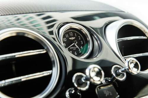 Gut verchromte Elemente rahmen die Breitling-Uhr