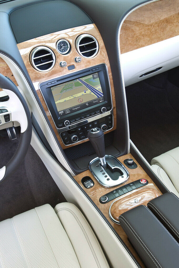 Nicht zu sehen, aber spürbar: Die neue Achtgang-Automatik werkelt jetzt auch im Flying Spur
