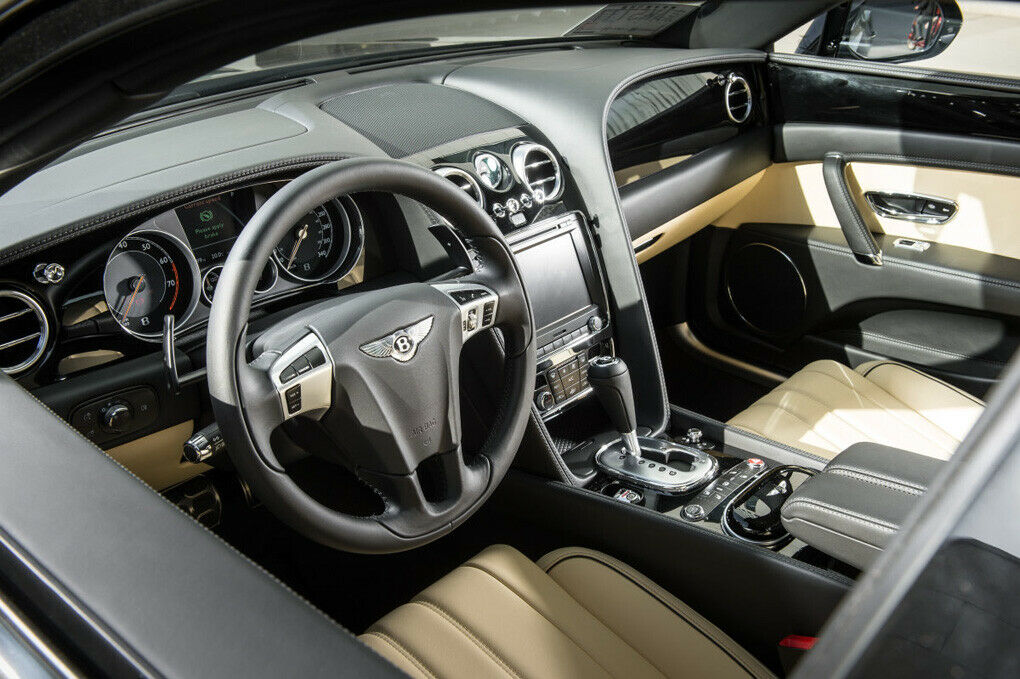 Die Knöpfe im VW-Look und insgesamt sehr viele davon. Klar, dass hier ein Chauffeur ran muss.