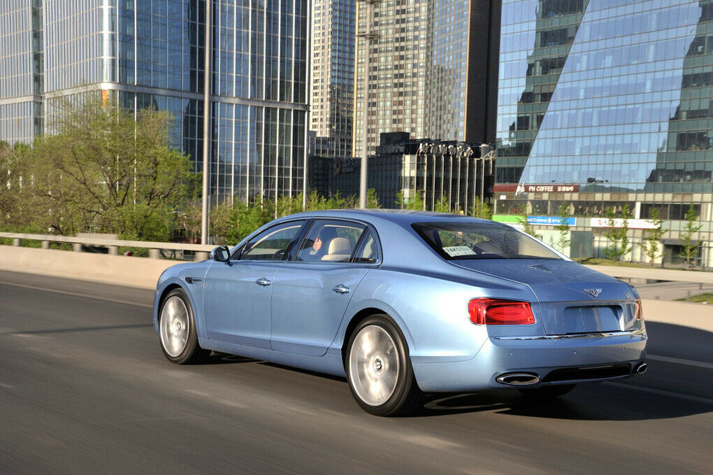 Ein Heck ohne Kennzeichen wirkt nackt. Auch wenn es sich um einen Bentley handelt.